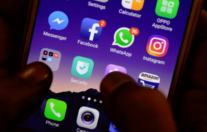 Smartphone Display mit den Icons von Facebook, WhatsApp und Instagram