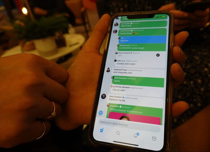 Handy-Display bietet Einblick in die Twitter Beta App