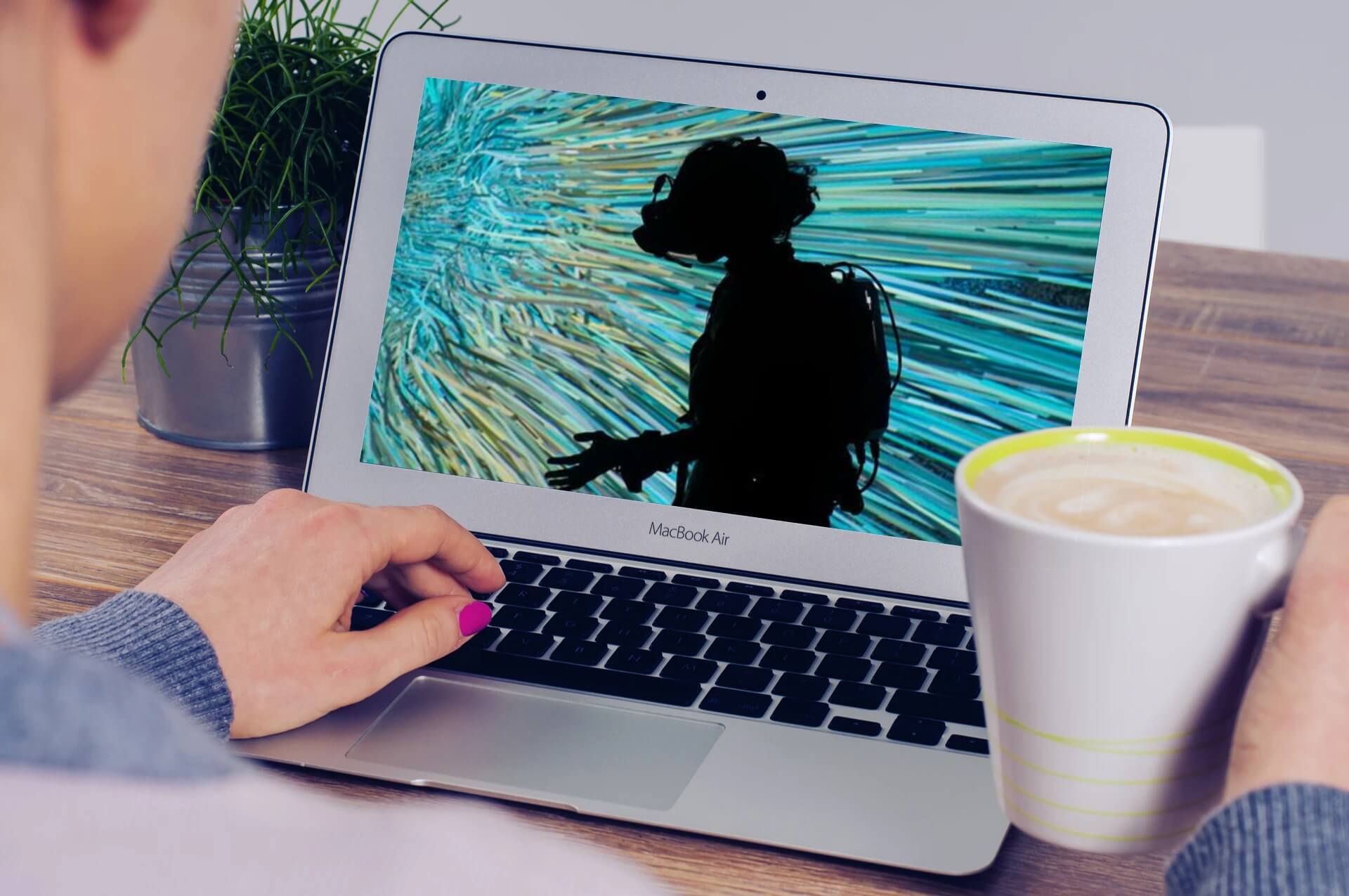 Laptop mit Person die VR-Brille trägt auf dem Desktop