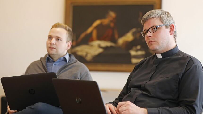 Katholische Priester sollen Social-Media-Influencer werden
