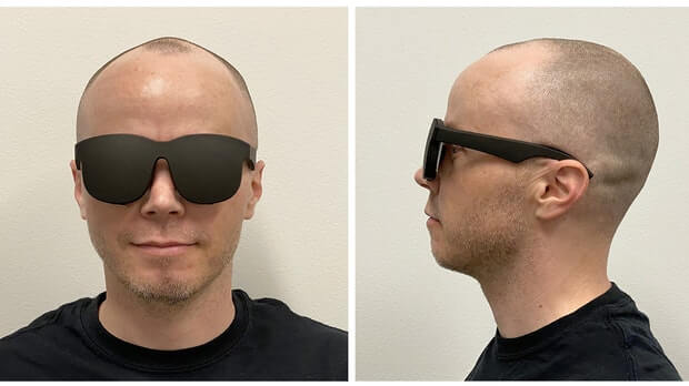 Mann trägt die neue VR-Brille von Facebook
