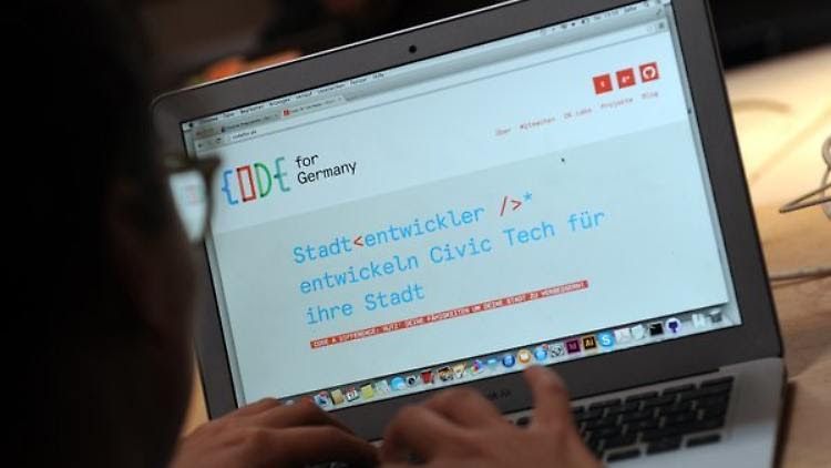 Desktop mit Website der Vereinigung Code for Germany